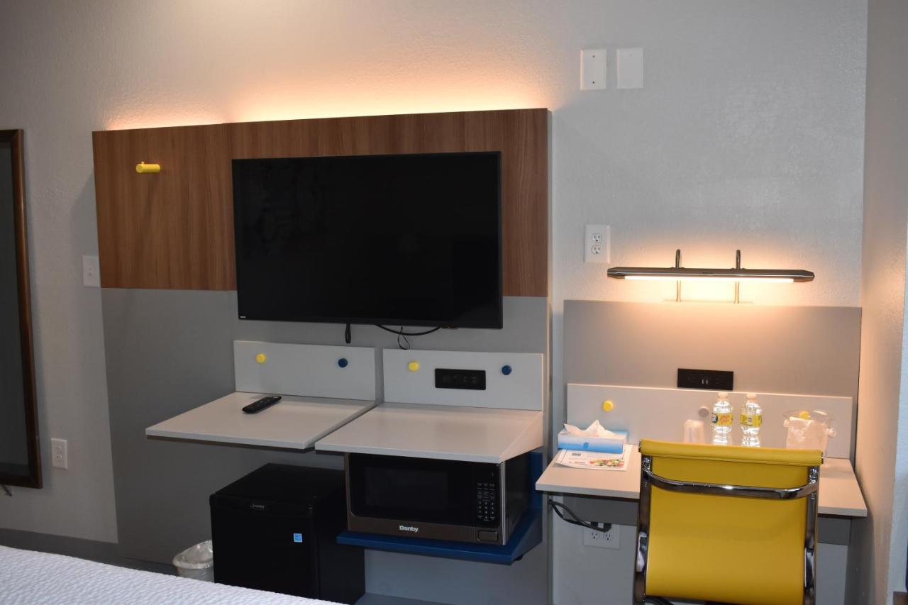 Queen Room with Mobility Access - Non-Smoking at Microtel Inn & Suites by Wyndham Stockbridge/Atlanta I-75