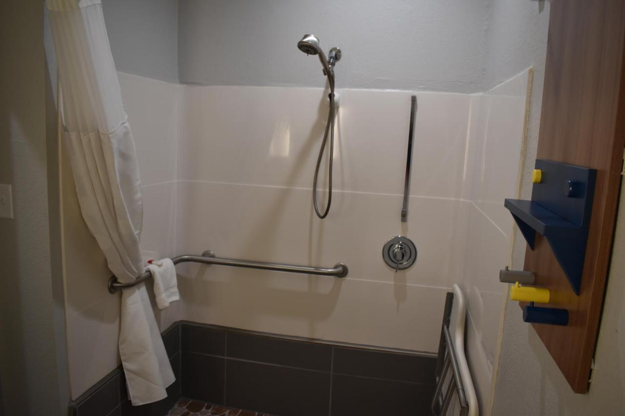 Queen Room with Mobility Access - Non-Smoking at Microtel Inn & Suites by Wyndham Stockbridge/Atlanta I-75