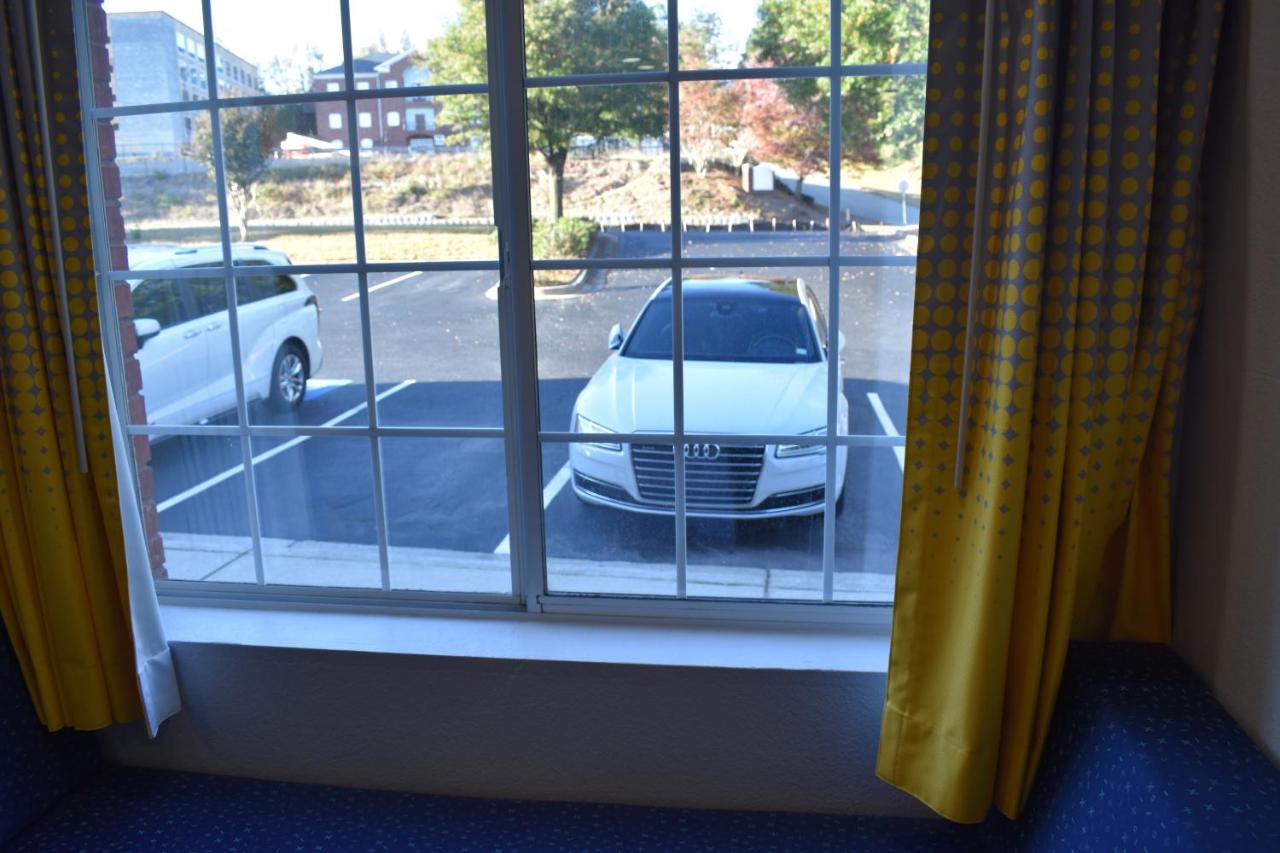 Queen Room with Mobility Access - Non-Smoking at Microtel Inn & Suites by Wyndham Stockbridge/Atlanta I-75
