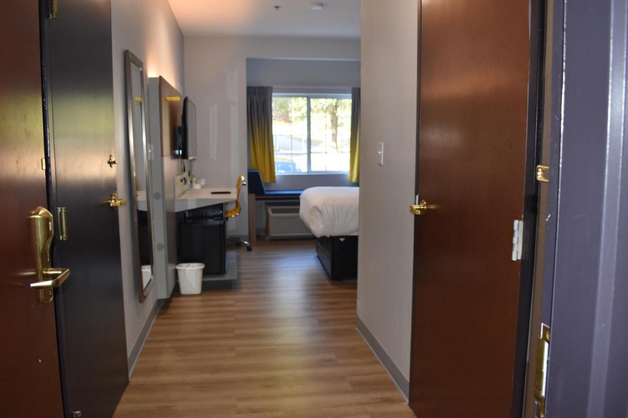 Queen Room with Mobility Access - Non-Smoking at Microtel Inn & Suites by Wyndham Stockbridge/Atlanta I-75