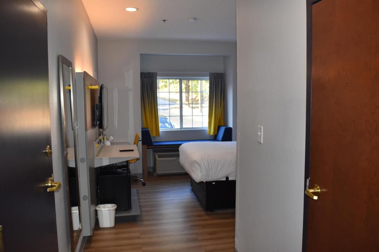 Queen Room with Mobility Access - Non-Smoking at Microtel Inn & Suites by Wyndham Stockbridge/Atlanta I-75
