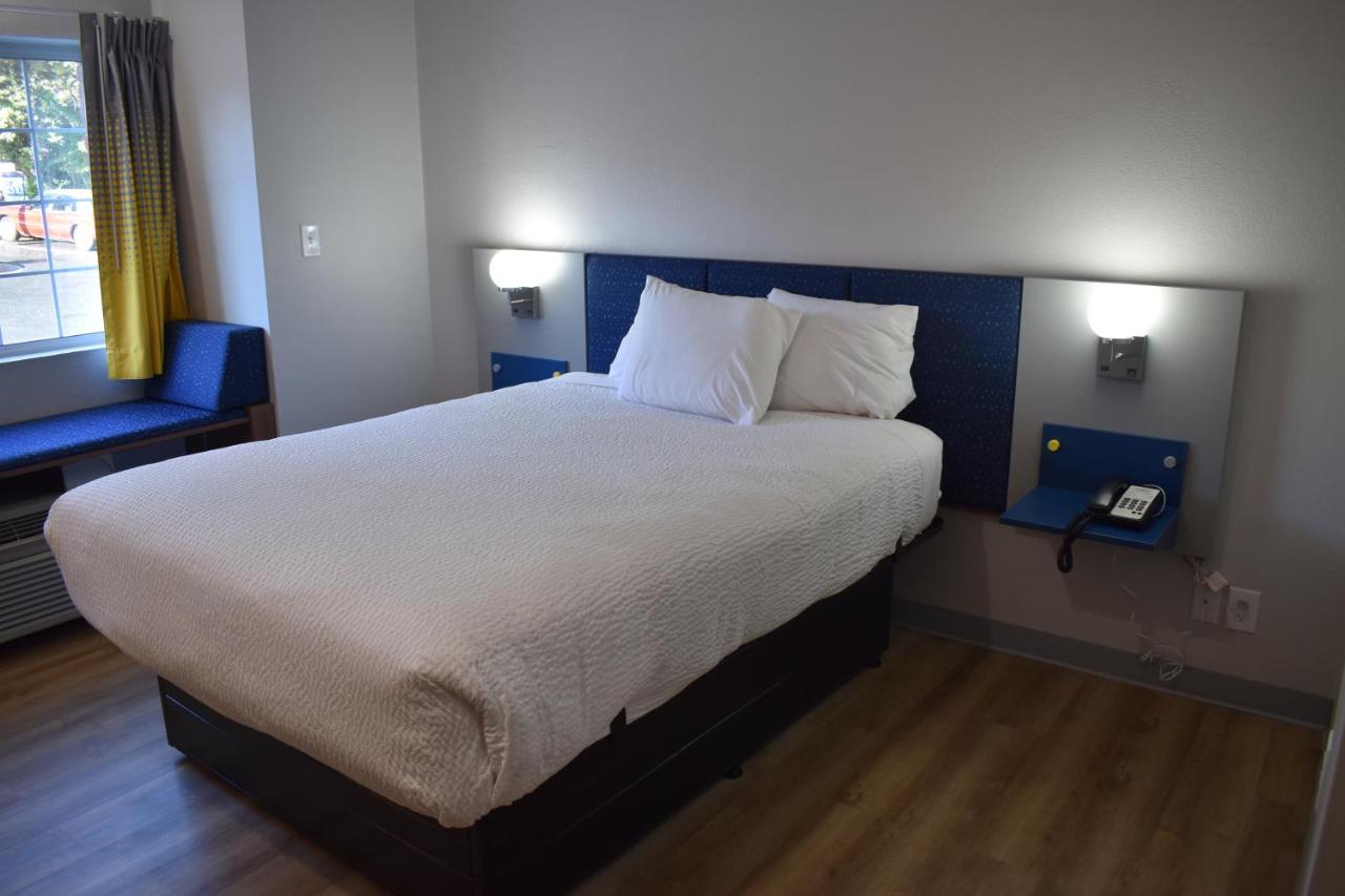 Queen Room - Non-Smoking at Microtel Inn & Suites by Wyndham Stockbridge/Atlanta I-75