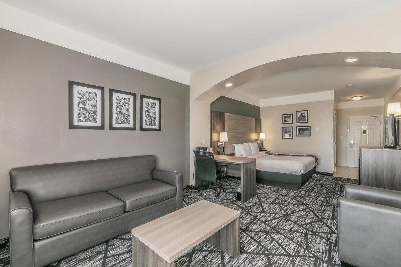 Executive King Room at La Quinta Inn & Suites by Wyndham Granbury