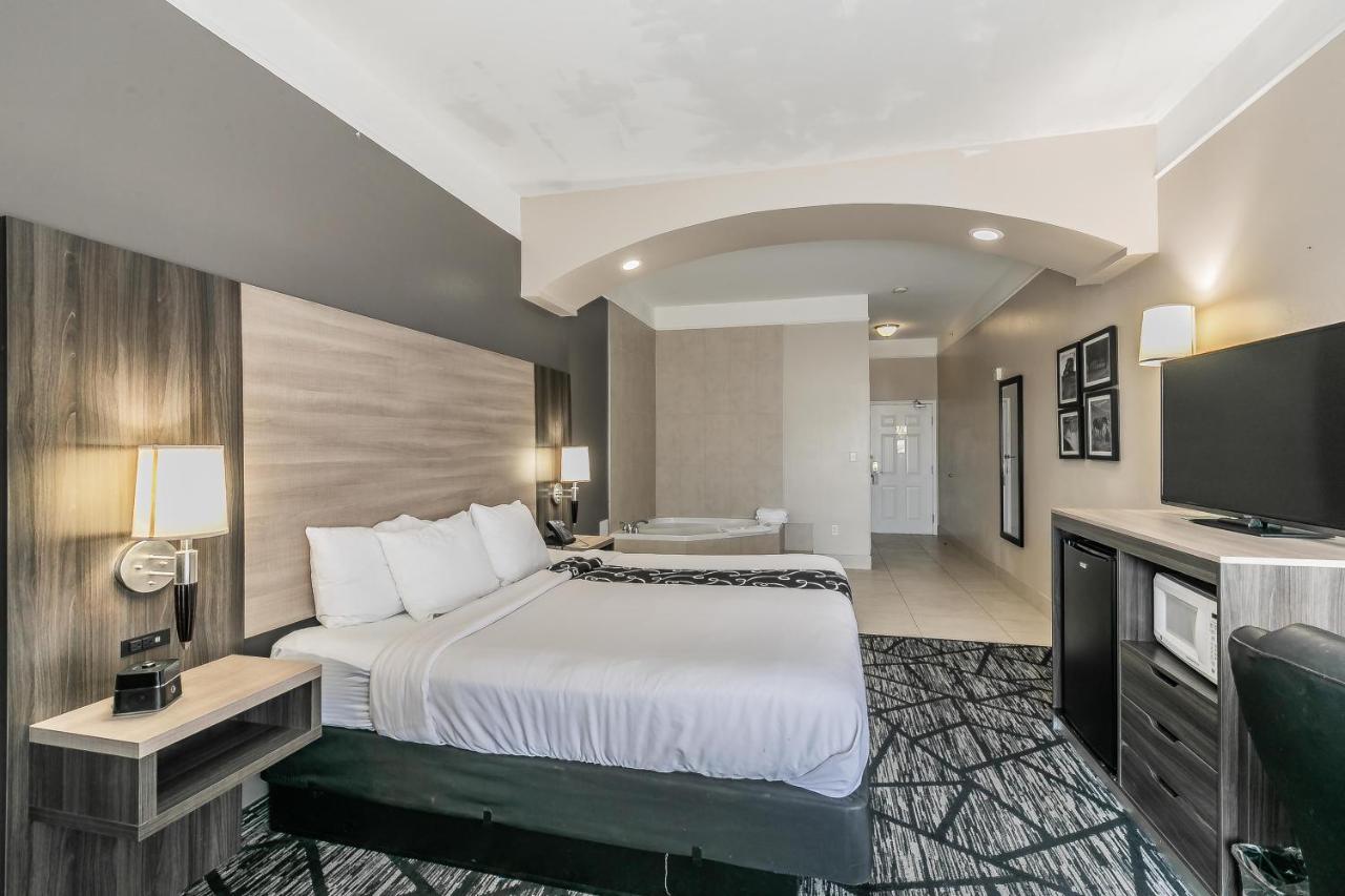 Deluxe King Suite with Roll-In Shower - Mobility Accessible/Non-Smoking at La Quinta Inn & Suites by Wyndham Granbury