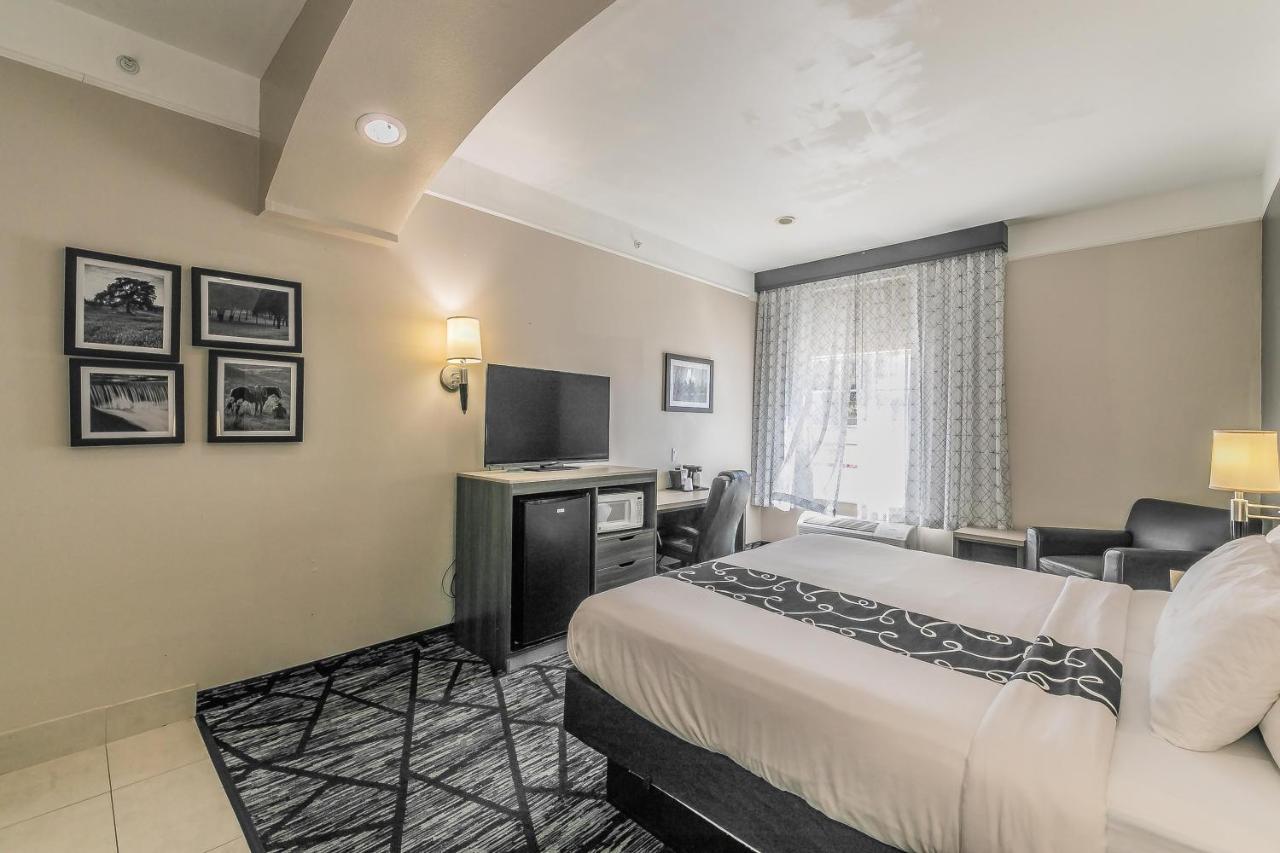 Deluxe King Suite with Roll-In Shower - Mobility Accessible/Non-Smoking at La Quinta Inn & Suites by Wyndham Granbury
