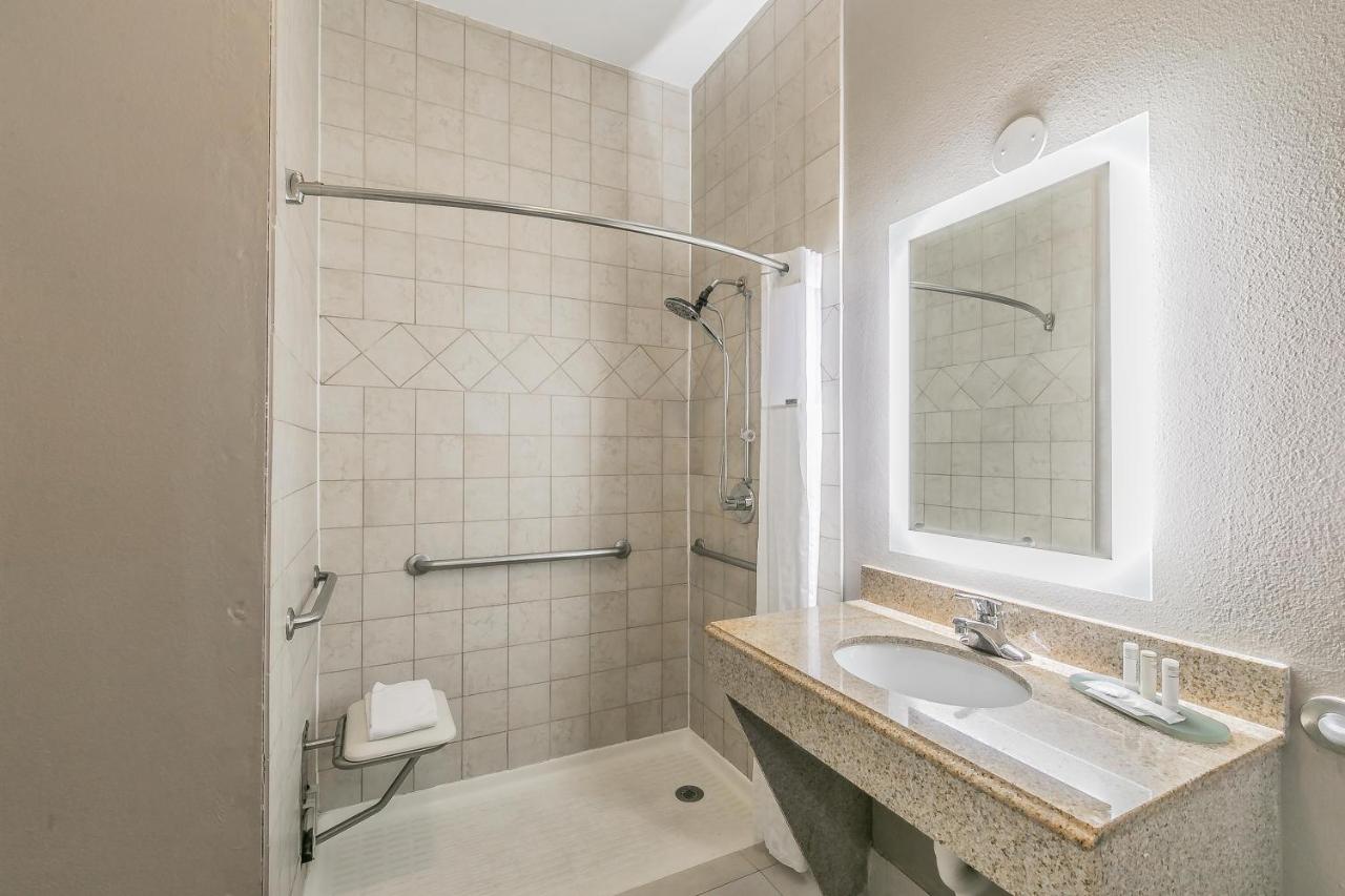 Deluxe King Suite with Roll-In Shower - Mobility Accessible/Non-Smoking at La Quinta Inn & Suites by Wyndham Granbury