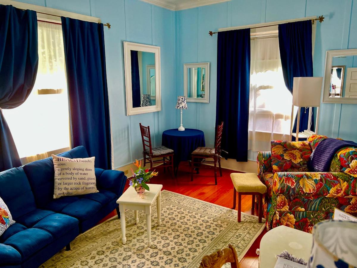 | Elegant Royal Suites at Aloha Boutique Vegan B&B Inn, alcohol-free, smoke-free