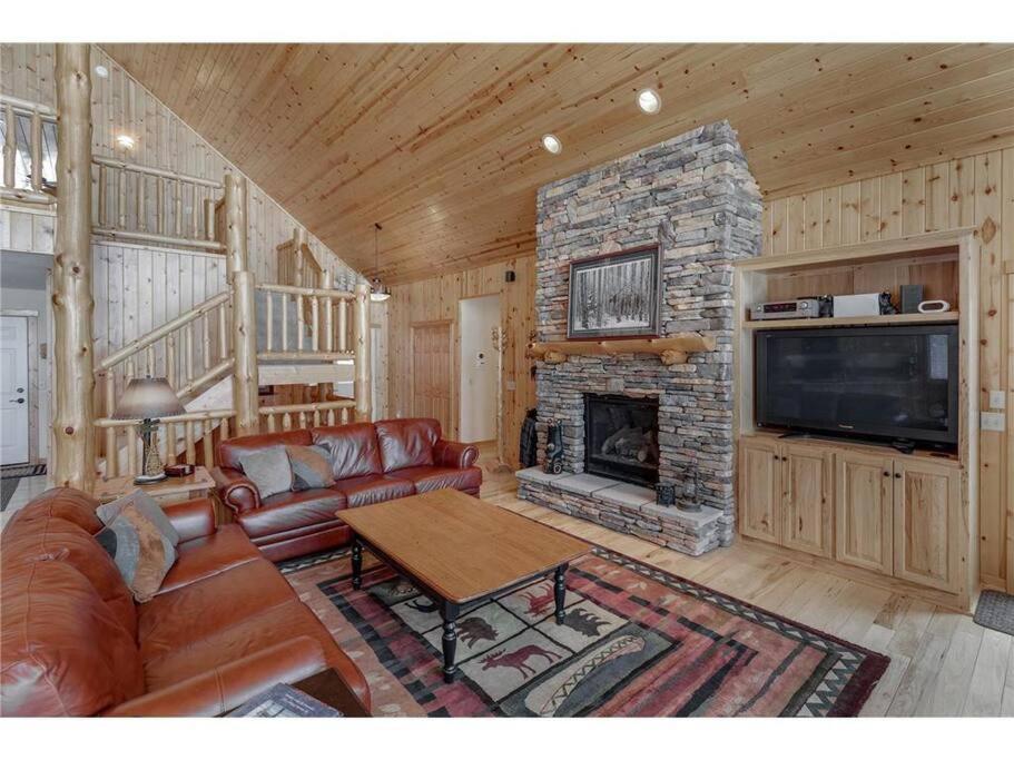 | Large Log Home on Lake with Hot Tub