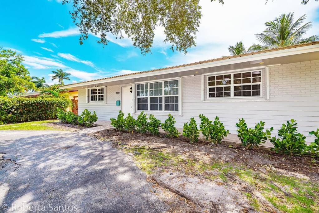  | Spacious Hollywood 3BR with pool near beach