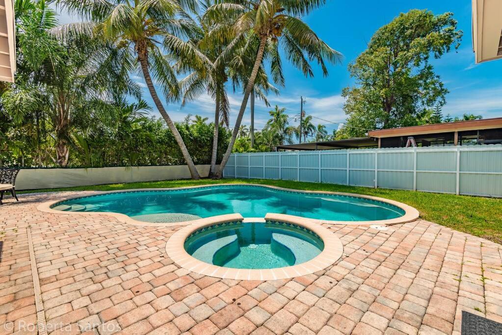  | Spacious Hollywood 3BR with pool near beach