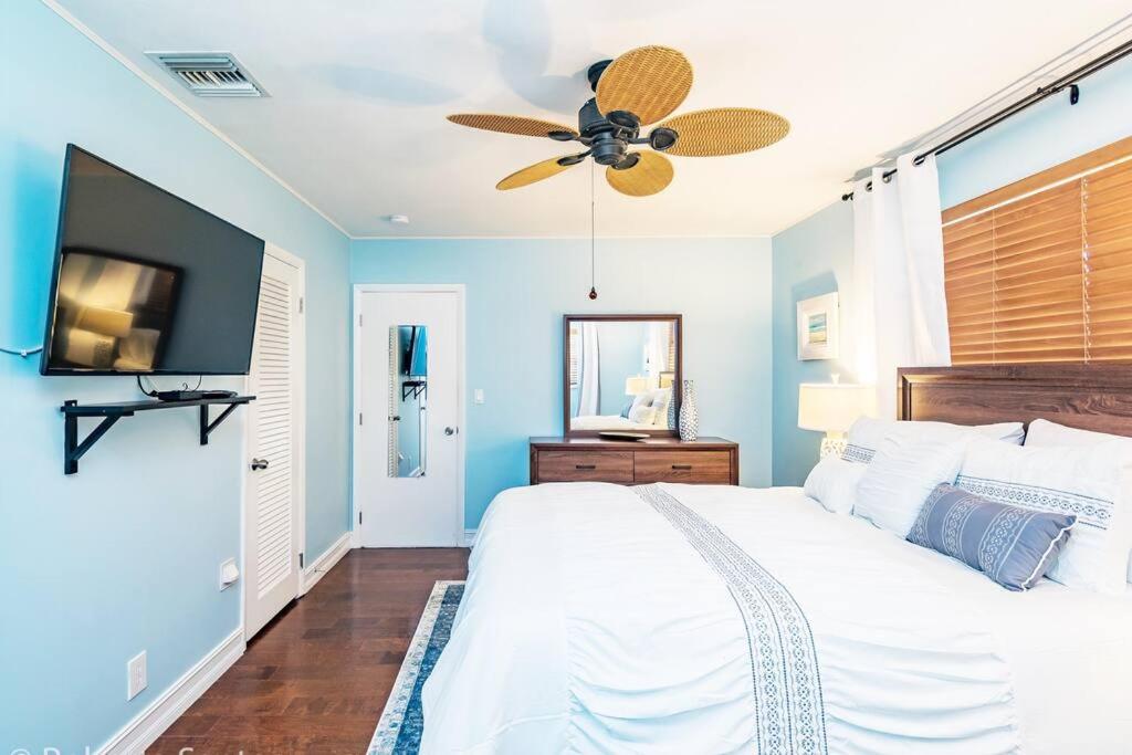  | Spacious Hollywood 3BR with pool near beach