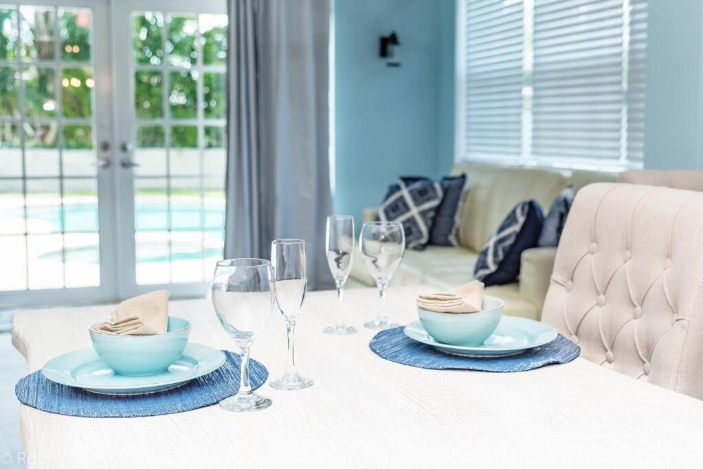  | Spacious Hollywood 3BR with pool near beach