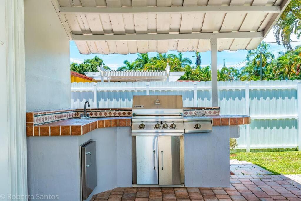  | Spacious Hollywood 3BR with pool near beach