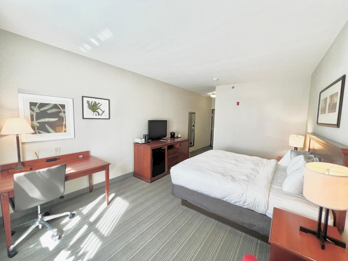 King Room - Non-Smoking at Country Inn & Suites by Radisson, Emporia, VA