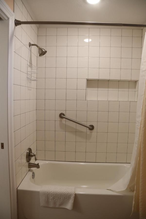 Apartment with Sea View at Executive Keys Condominiums on the Beach