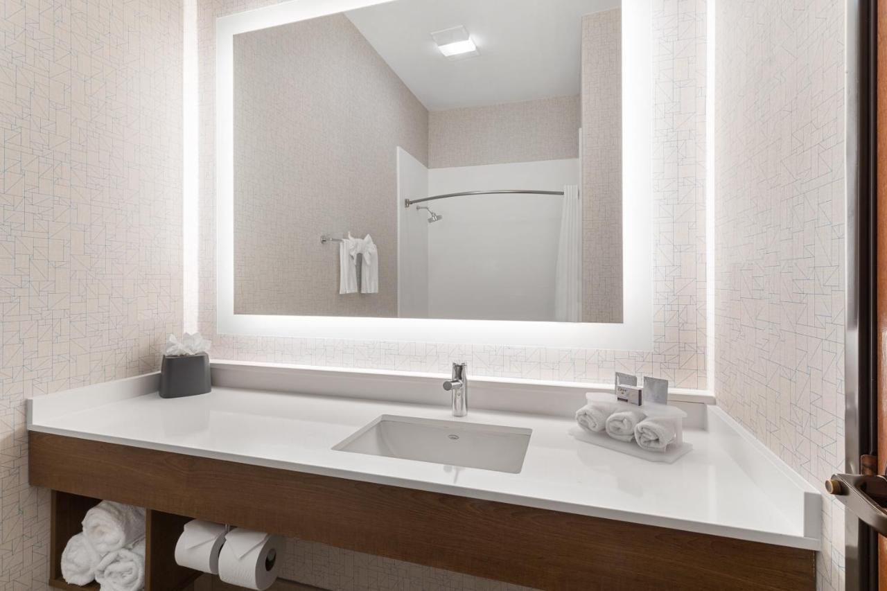 | Holiday Inn Express Vancouver North, an IHG Hotel