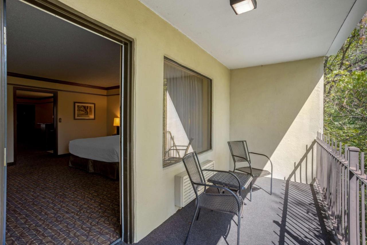 King Suite - Non-Smoking at Best Western Inn of the Ozarks
