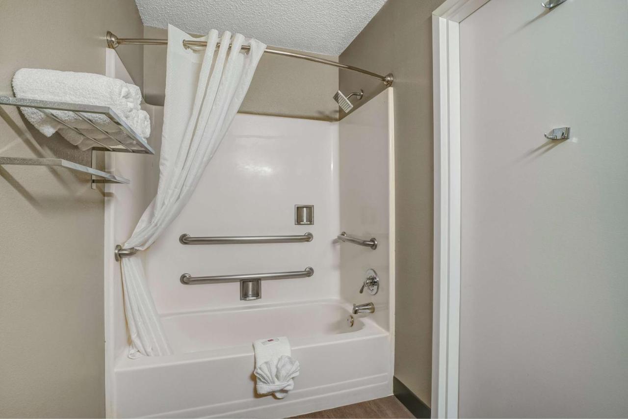 | Motel 6-Percival, IA