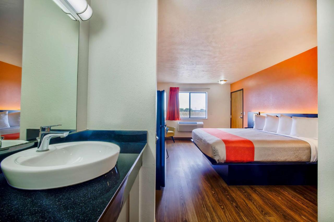 | Motel 6-Percival, IA