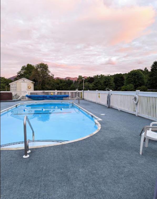 | Gale River Motel