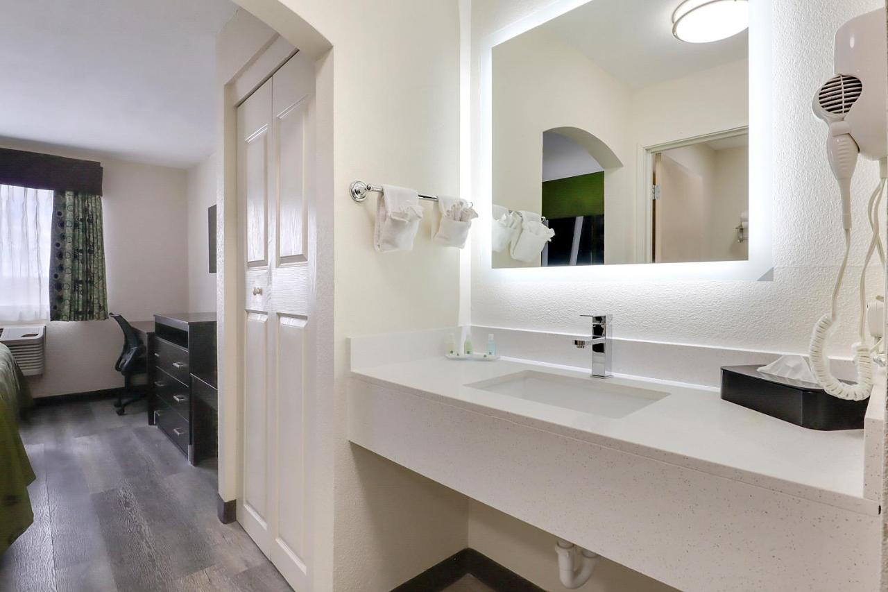 One-Bedroom King Suite at Quality Suites Albuquerque Airport