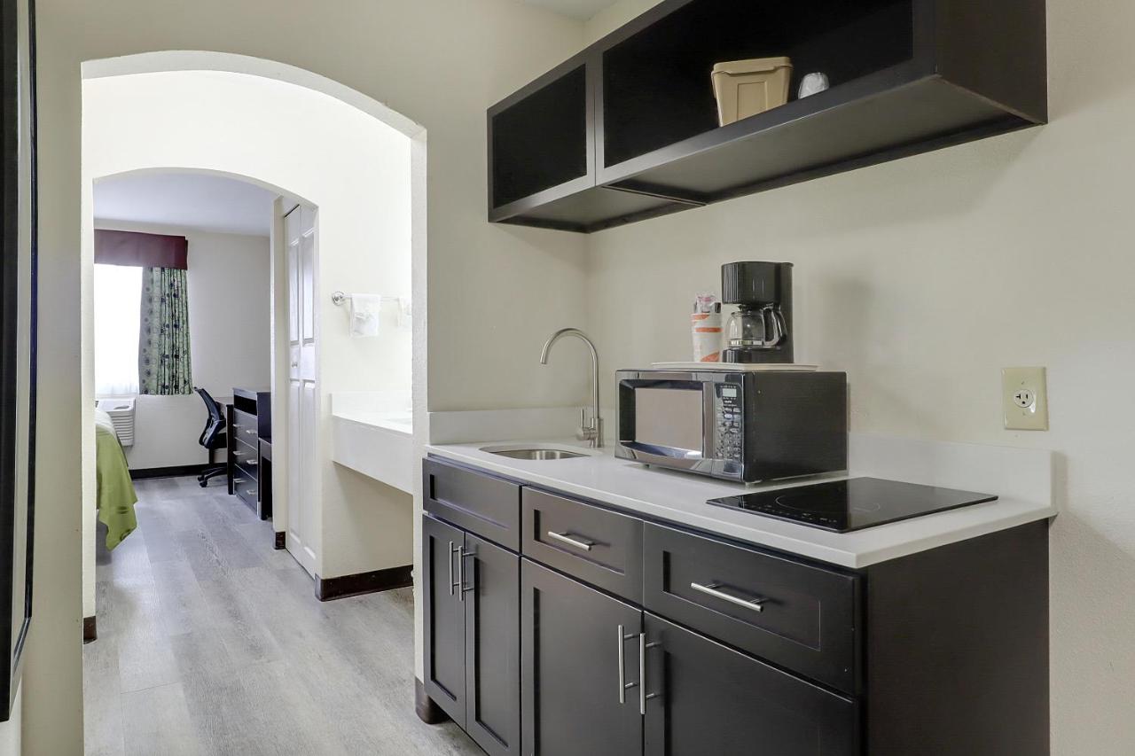 One-Bedroom King Suite at Quality Suites Albuquerque Airport