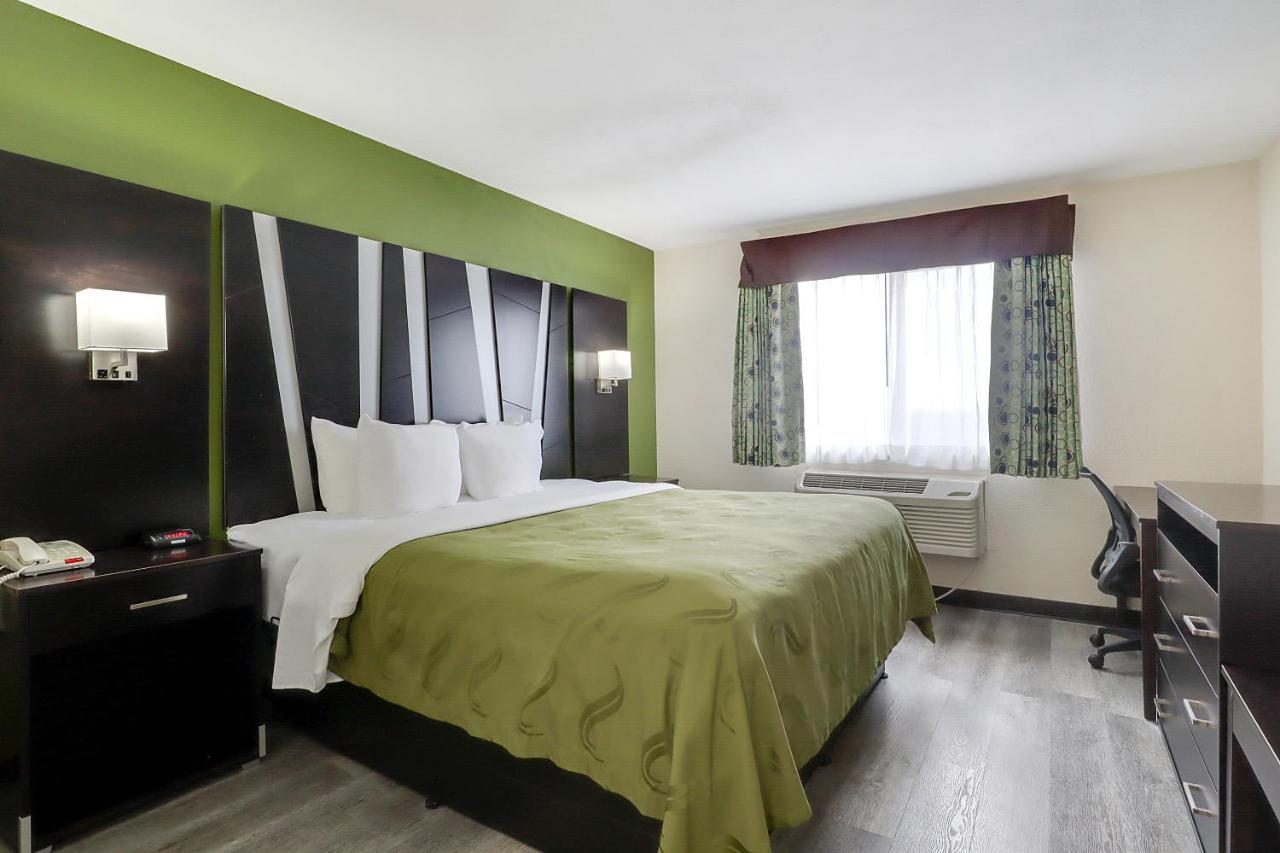 One-Bedroom King Suite at Quality Suites Albuquerque Airport