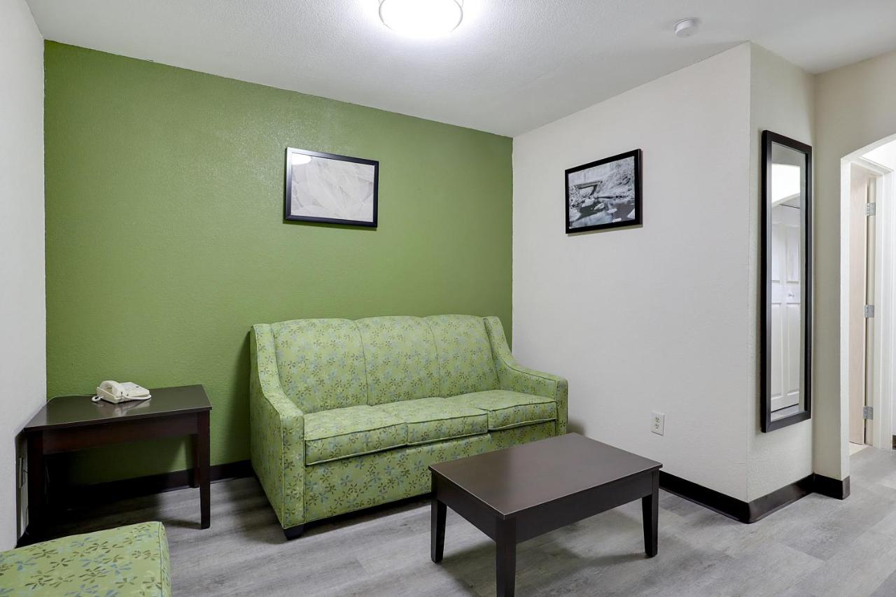 One-Bedroom King Suite at Quality Suites Albuquerque Airport