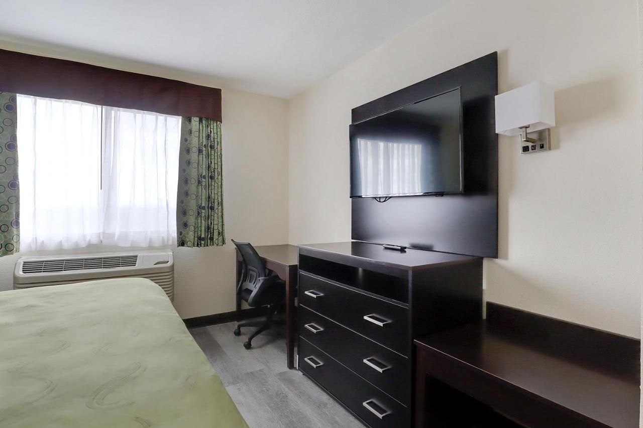 One-Bedroom King Suite at Quality Suites Albuquerque Airport