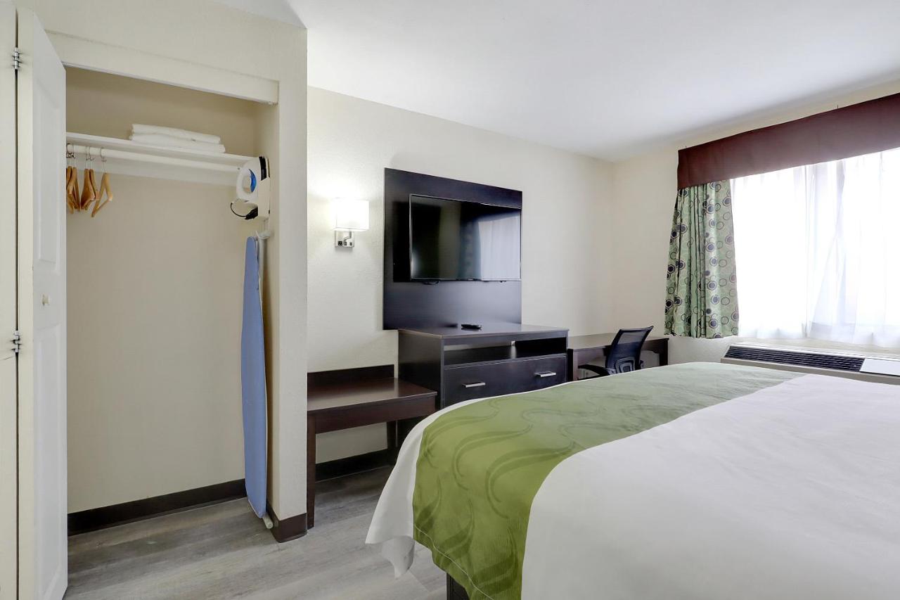 One-Bedroom Queen Suite at Quality Suites Albuquerque Airport