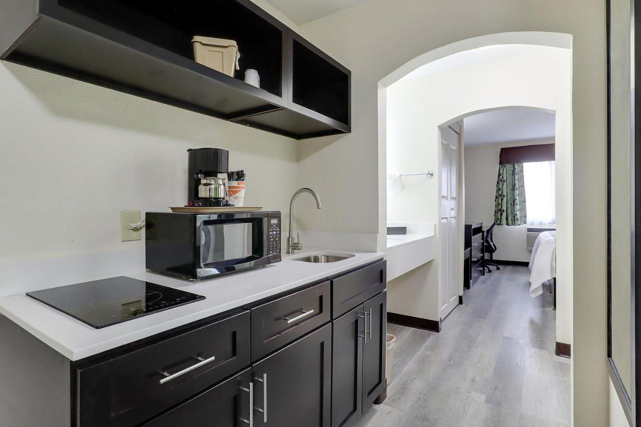 One-Bedroom Queen Suite at Quality Suites Albuquerque Airport