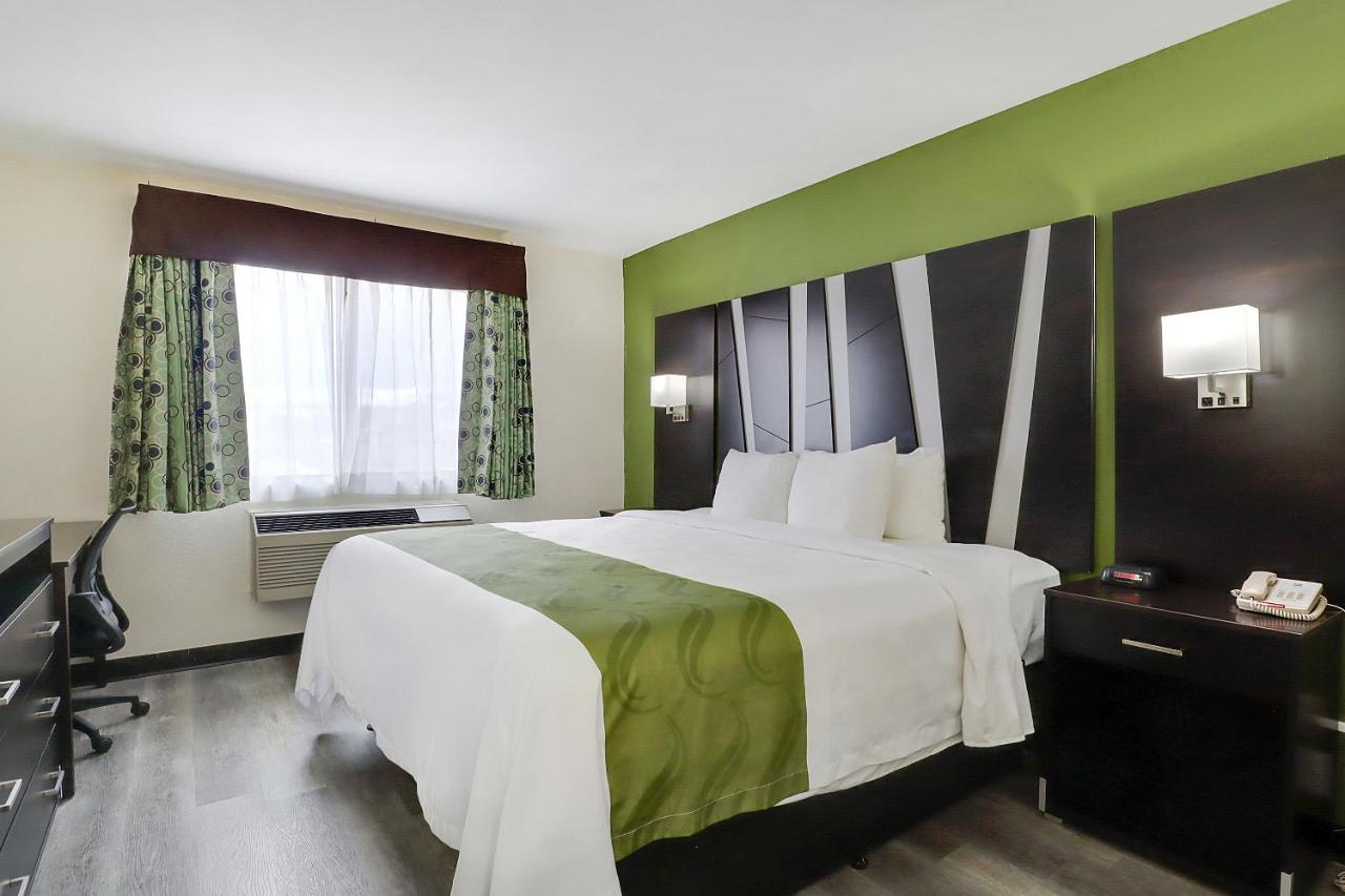 One-Bedroom Queen Suite at Quality Suites Albuquerque Airport