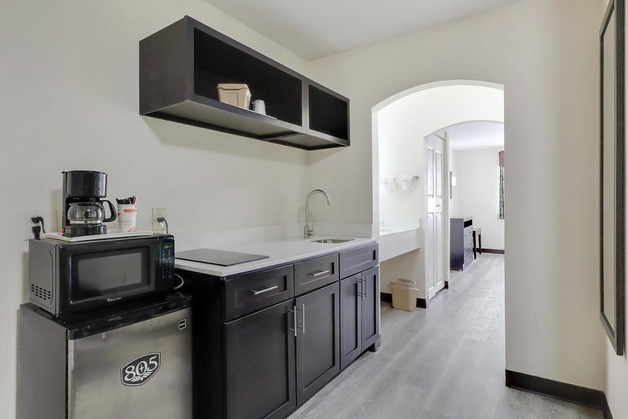 King Suite - Accessible/Non-Smoking at Quality Suites Albuquerque Airport