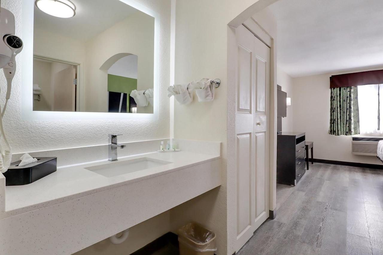 King Suite - Accessible/Non-Smoking at Quality Suites Albuquerque Airport
