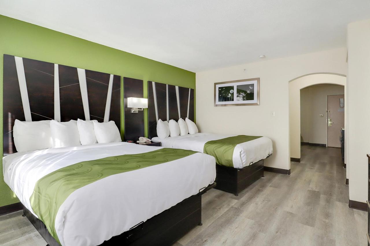 Queen Suite - Accessible/Non-Smoking at Quality Suites Albuquerque Airport