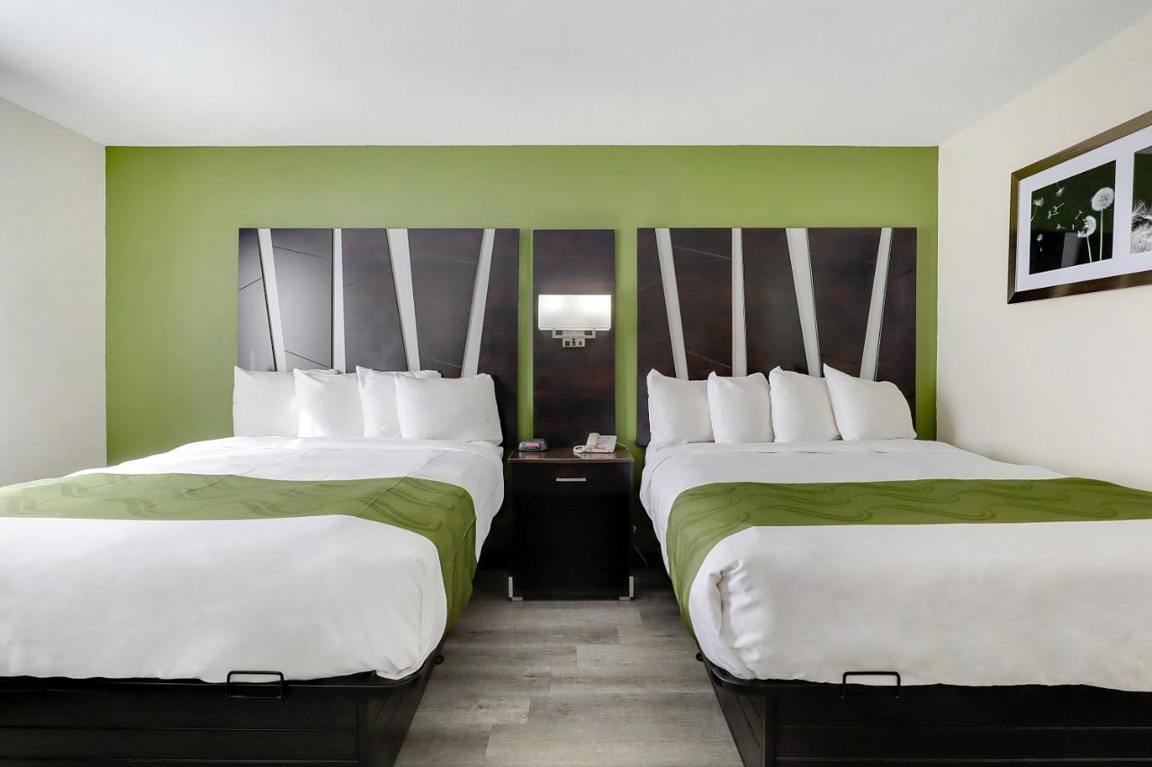 Queen Suite - Accessible/Non-Smoking at Quality Suites Albuquerque Airport