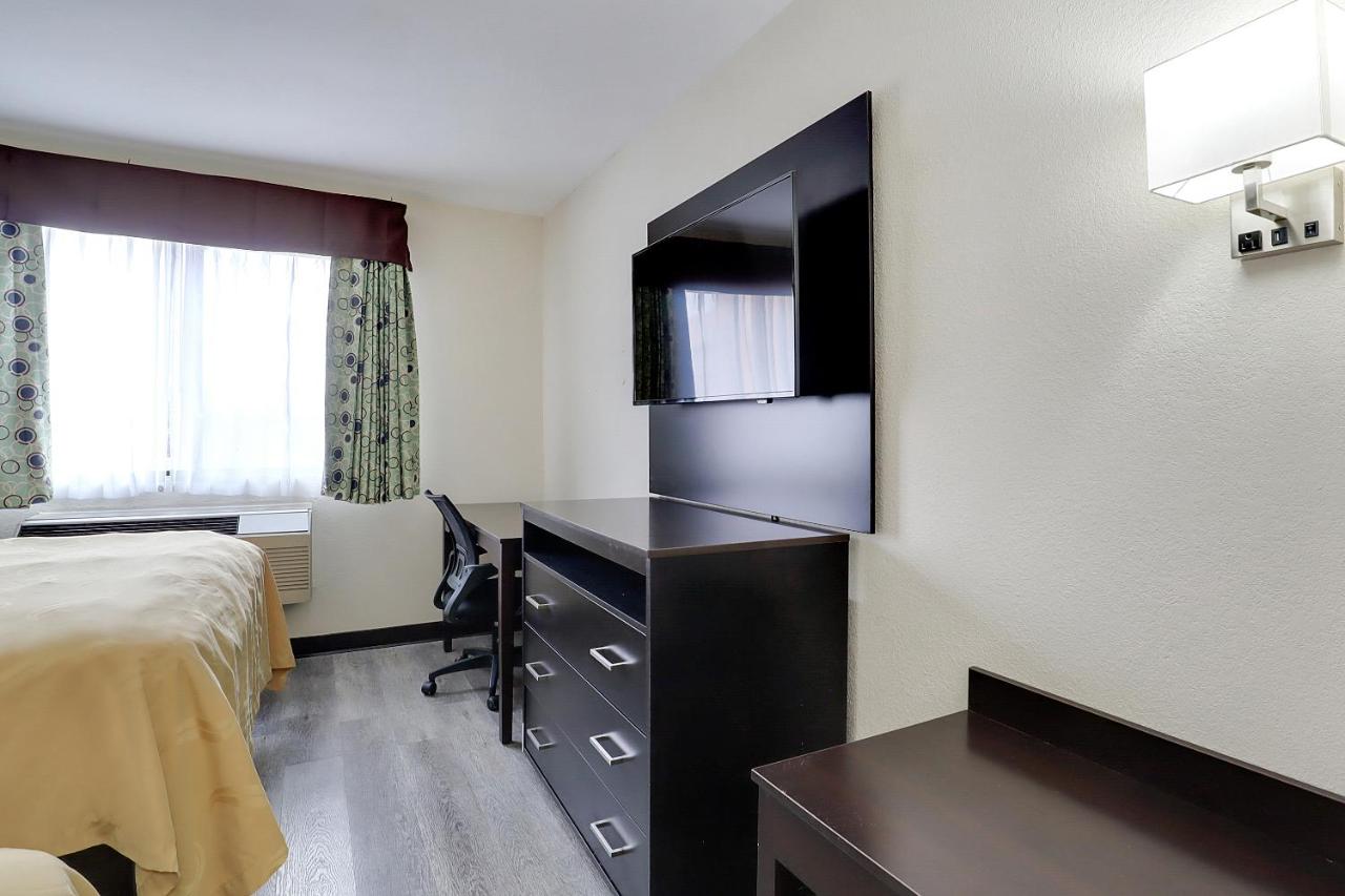 Queen Suite - Accessible/Non-Smoking at Quality Suites Albuquerque Airport