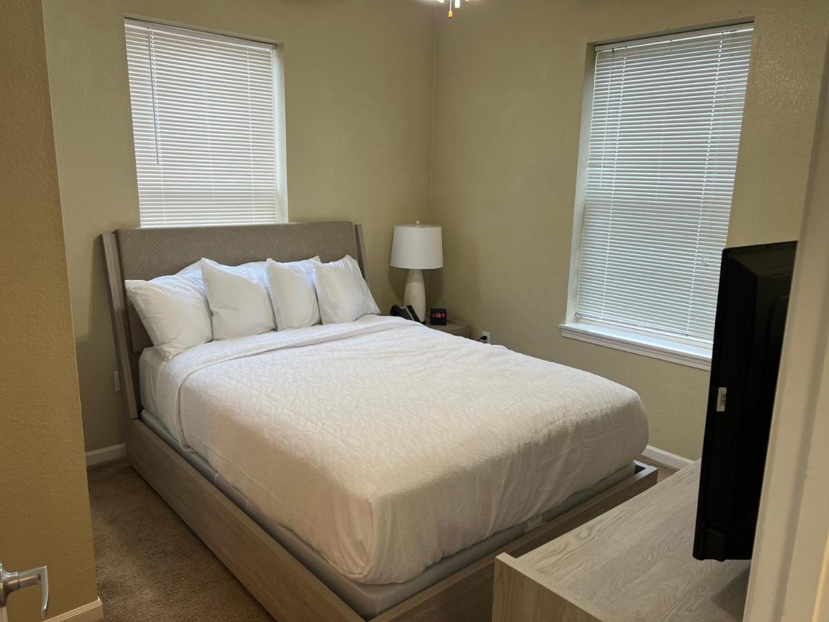 Three-Bedroom Apartment at Washburn Hotel Suites