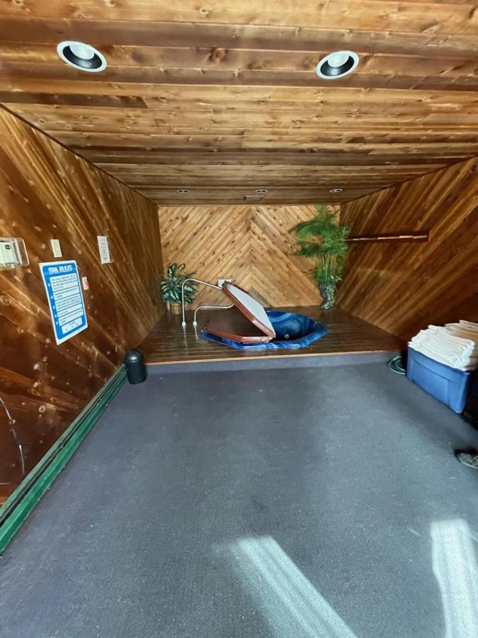 | Gale River Motel