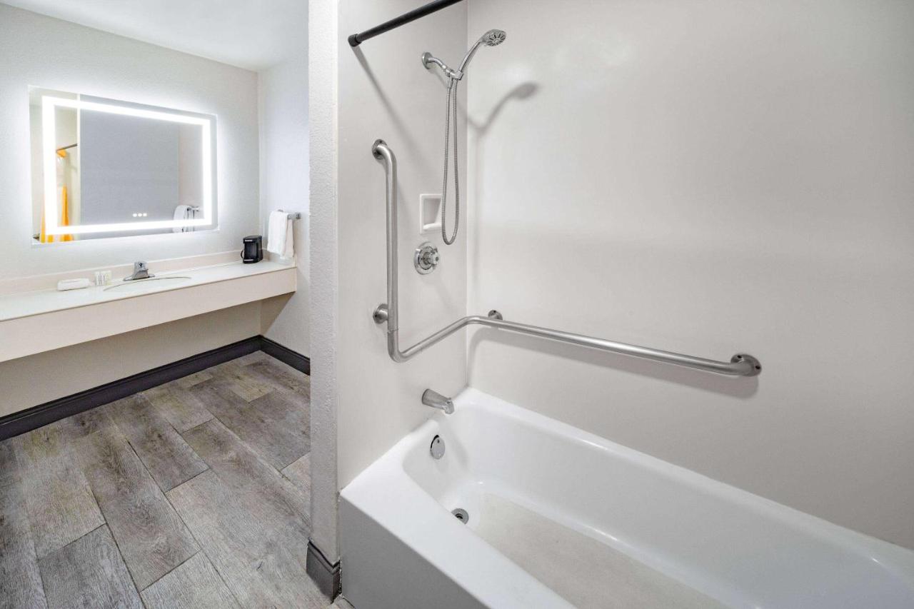 King Room with Bath Tub - Mobility/Hearing Accessible - Non-Smoking at La Quinta Inn by Wyndham Laredo I-35