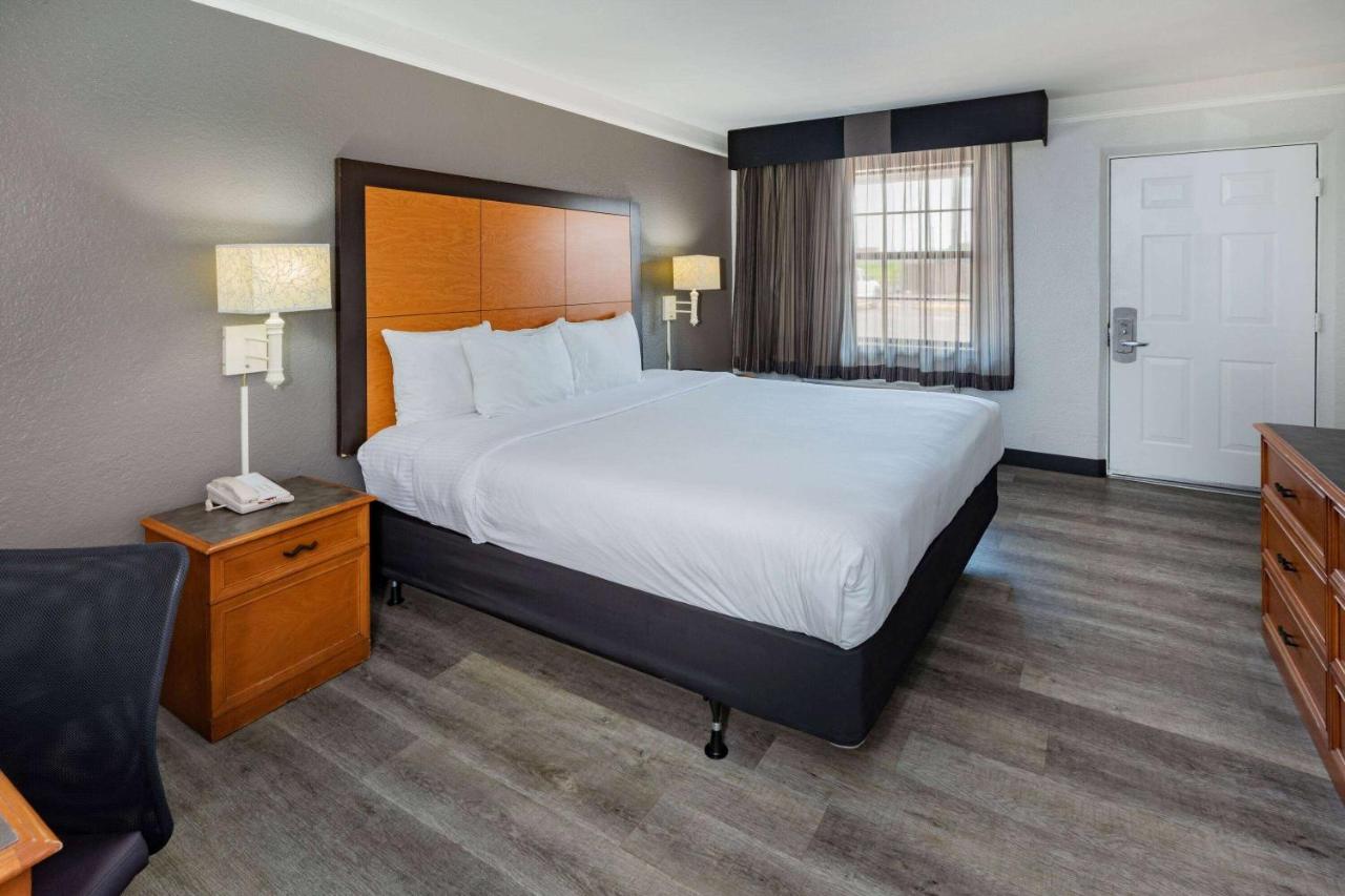 King Room with Bath Tub - Mobility/Hearing Accessible - Non-Smoking at La Quinta Inn by Wyndham Laredo I-35