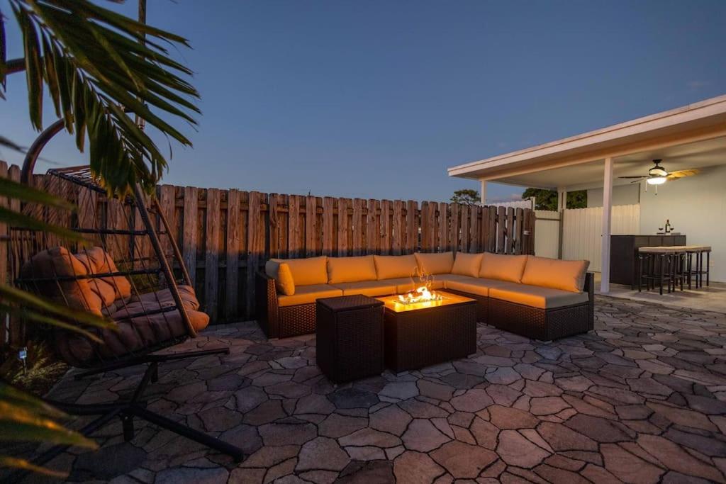 | Sunshine Retreat Sparkling Blue Pool And Spa