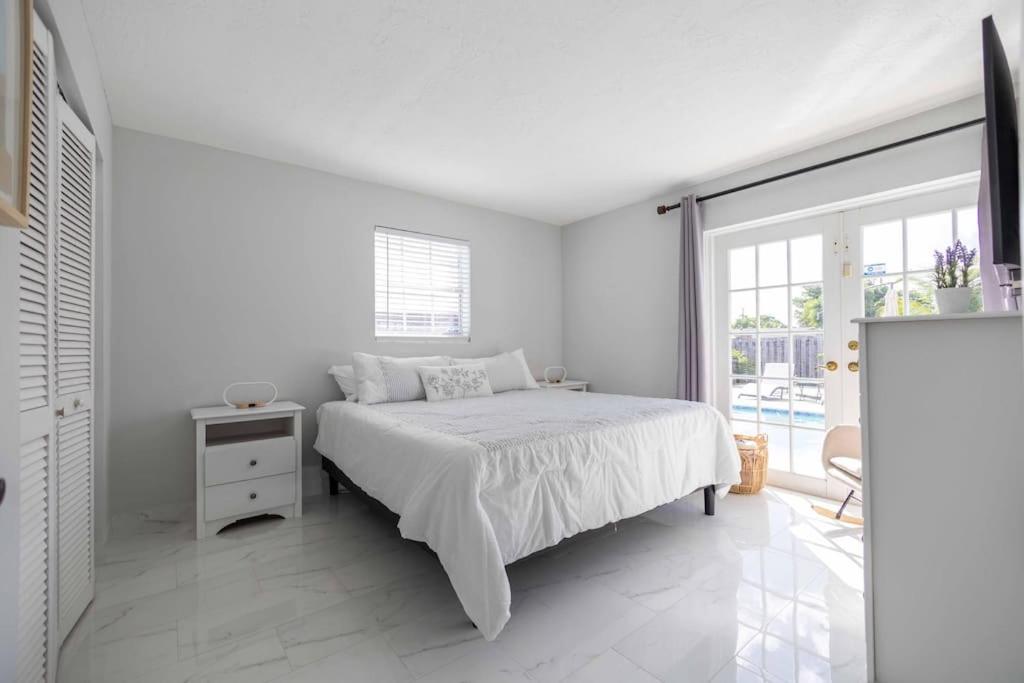 | Sunshine Retreat Sparkling Blue Pool And Spa