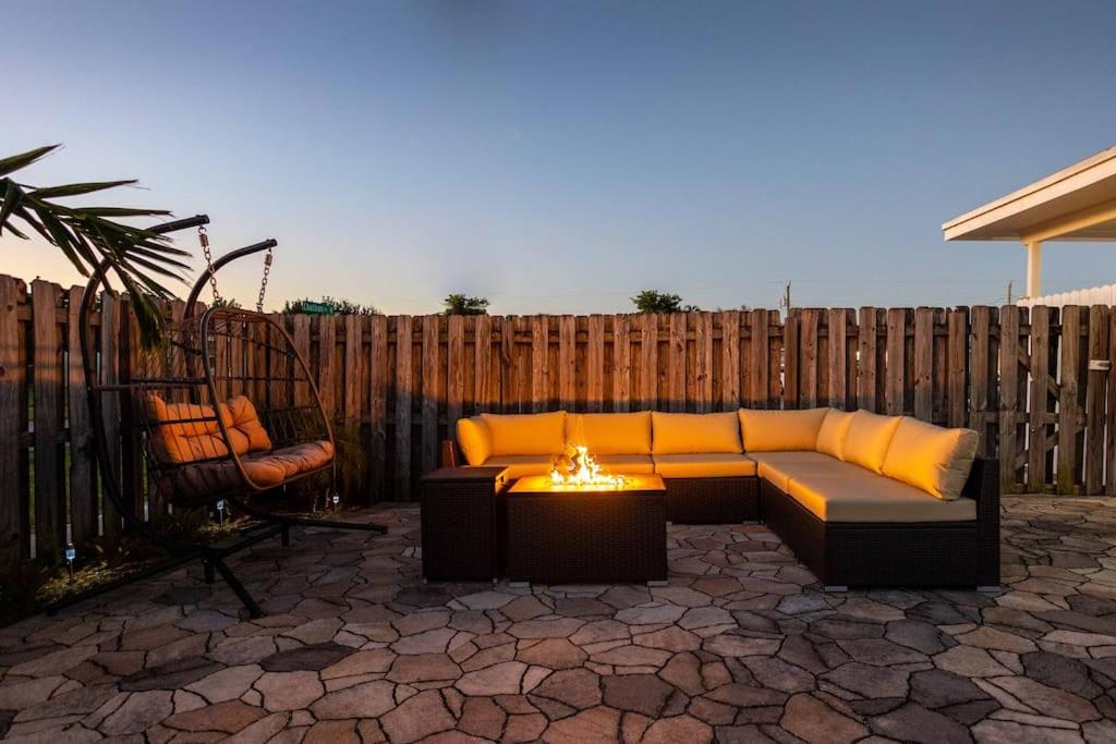 | Sunshine Retreat Sparkling Blue Pool And Spa