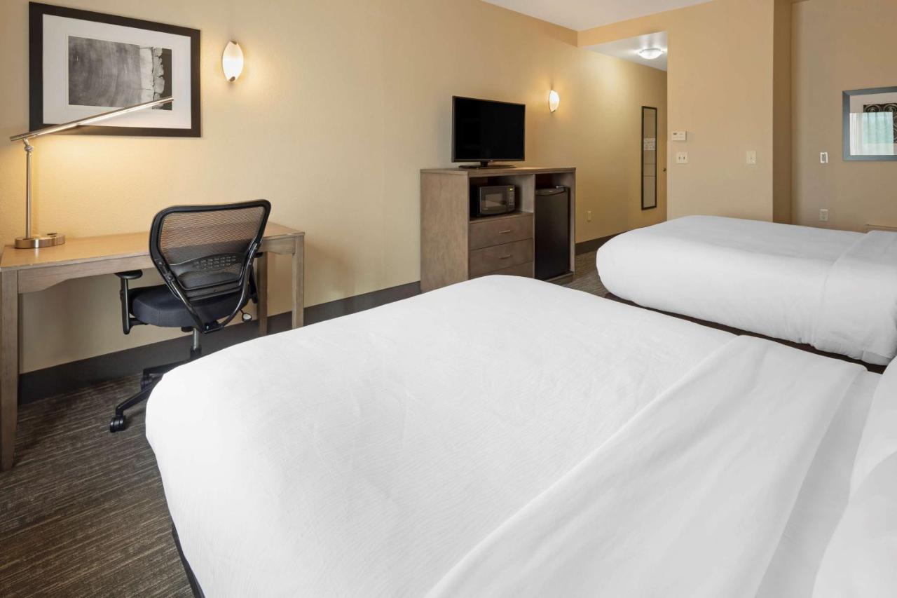 Queen Room with Two Queen Beds and Roll-In Shower - Disability Access/Non-Smoking at Best Western Plus Chena River Lodge