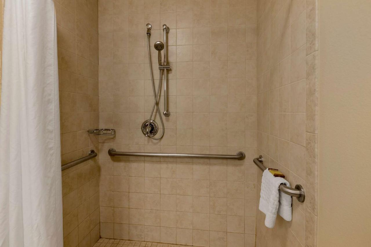 King Room with Roll-In Shower - Disability Access/Non-Smoking at Best Western Plus Chena River Lodge