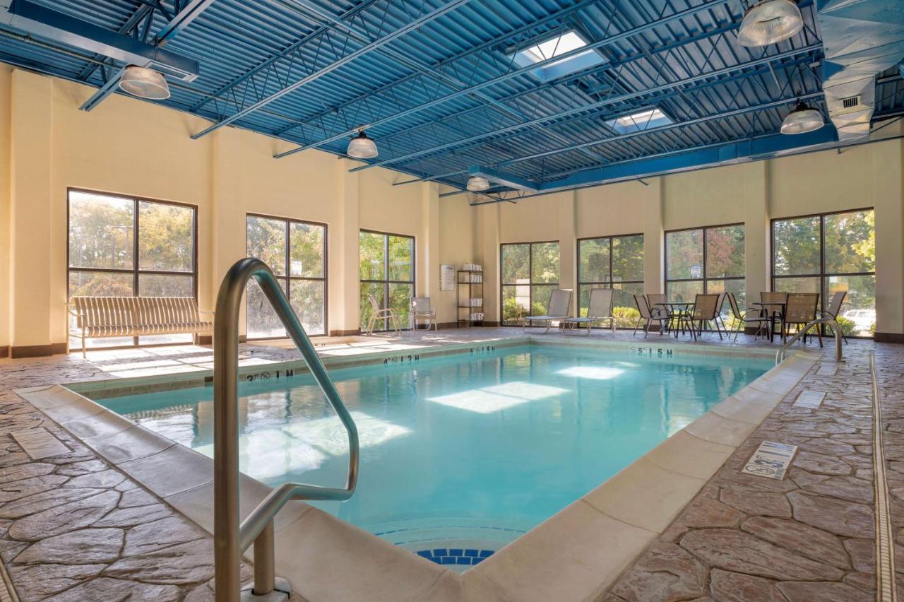 | Best Western Louisville East Inn & Suites