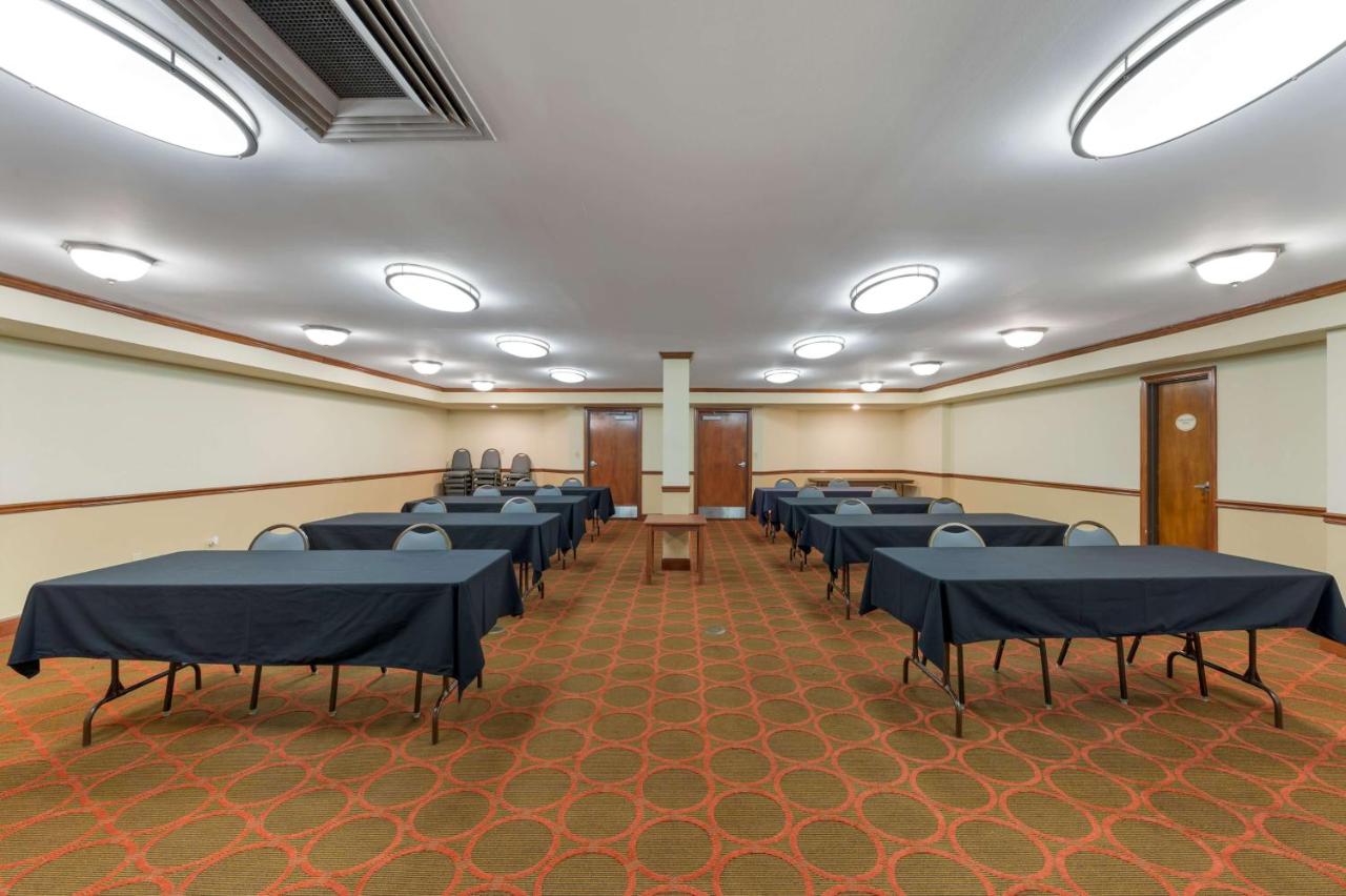 | Best Western Louisville East Inn & Suites