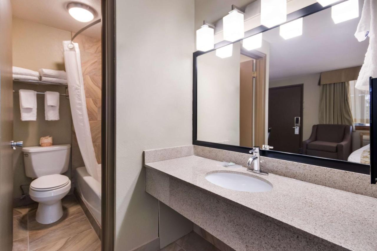 Queen Room at Best Western Weston Inn