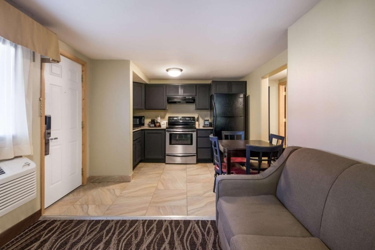 Queen Suite with Sofa Bed at Best Western Weston Inn